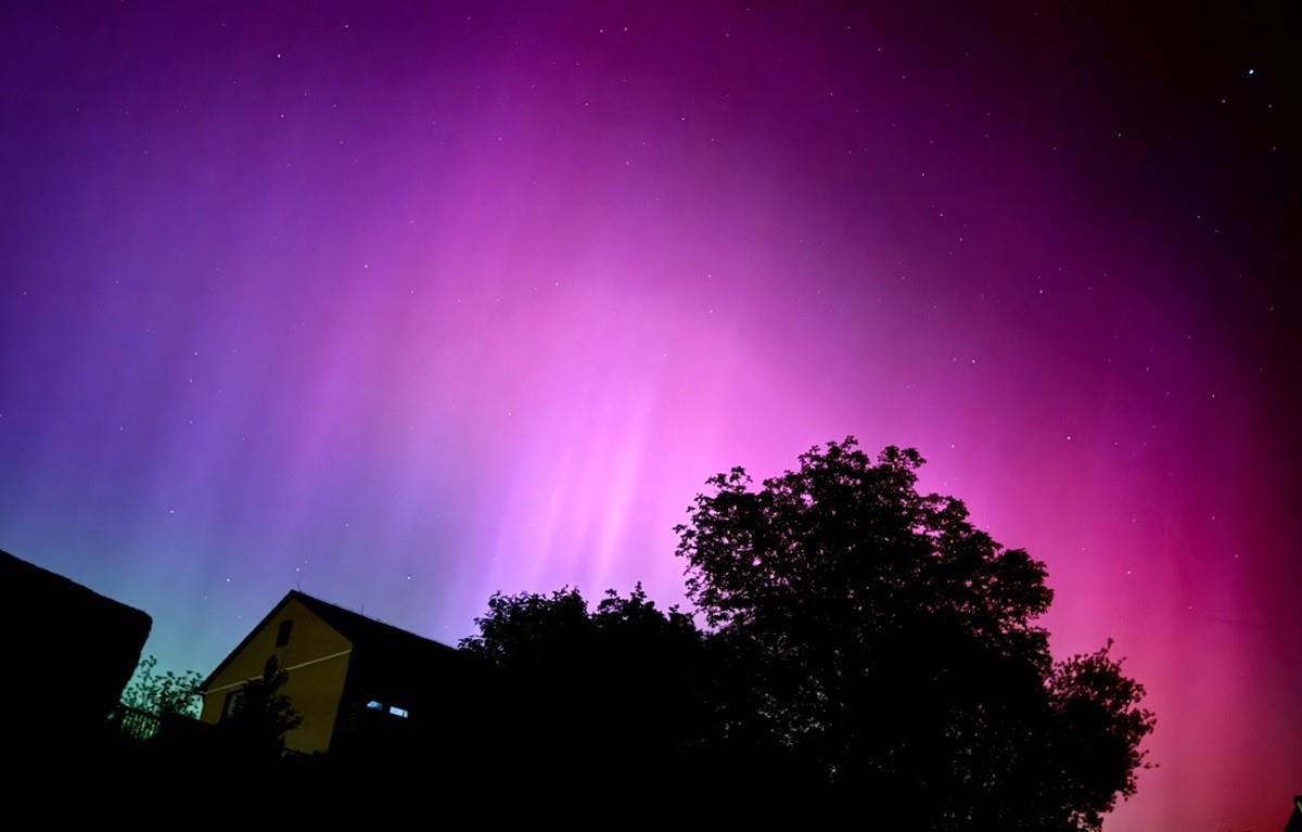 Aurora boreal captada en un patio en Alemania. Foto: X @marealvares