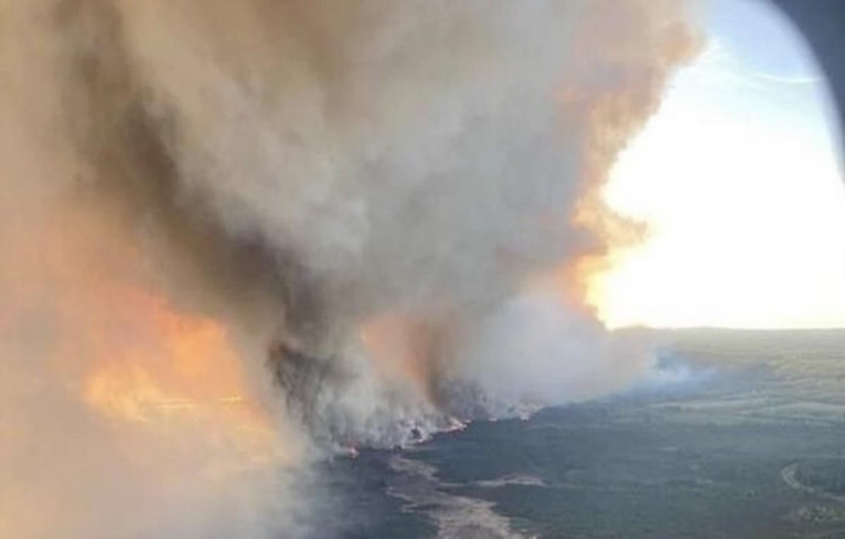 El incendio ha alcanzado los 17 kilómetros cuadrados en  Fort Nelson, en la provincia de Columbia Británica, Canadá. Foto: X @HotshotWake