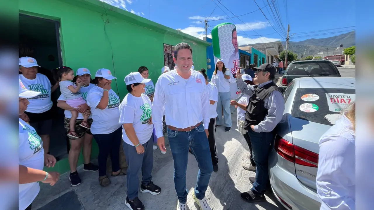 Javier Díaz en su recorrido por la colonia Amistad / Foto: Marco Juárez