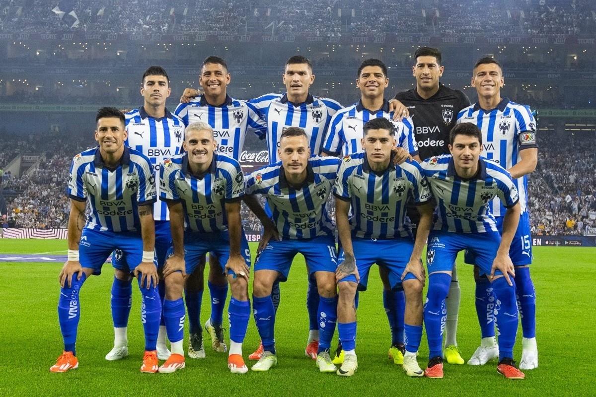 En la imagen el equipo de Rayados de Monterrey previo al arranque del Clásico 137 en el estadio BBVA. Foto: X @Rayados