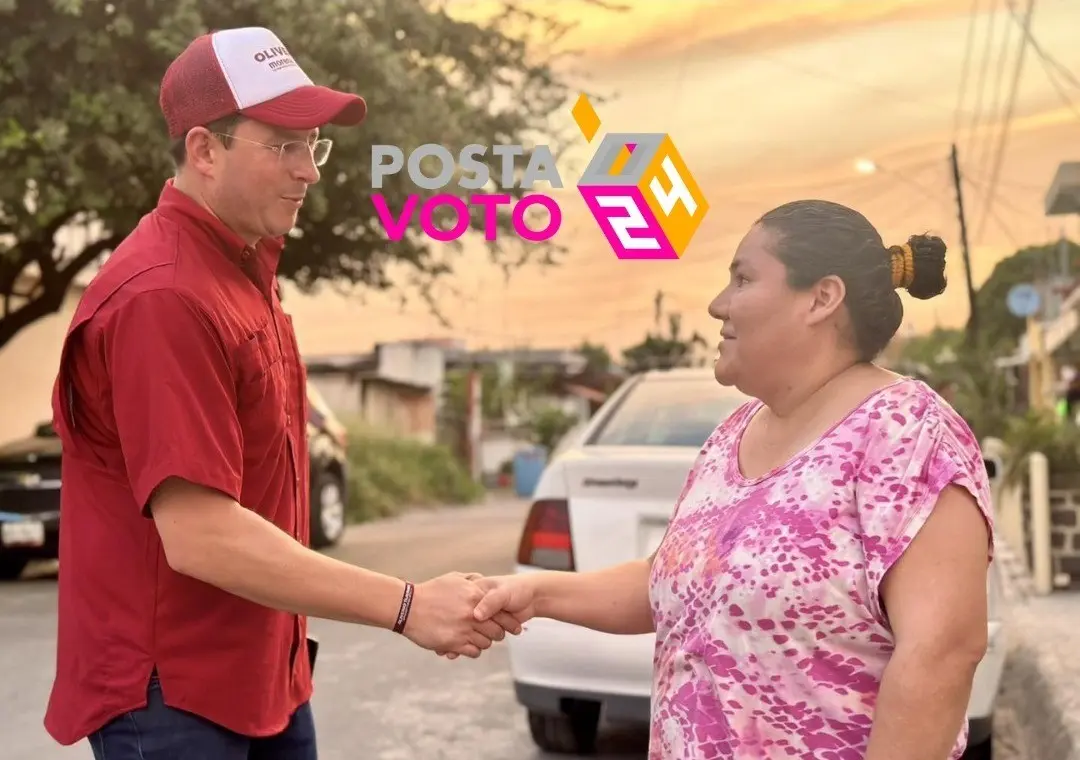 Oliverio Tijerina junto a una vecina del municipio de Guadalupe. Foto: Facebook Oliverio Tijerina.