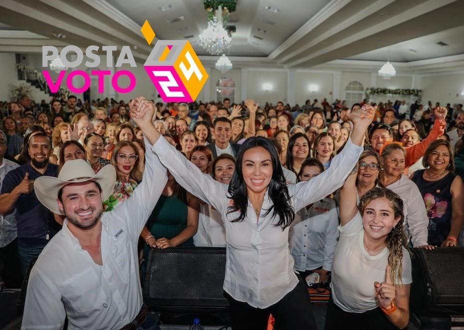 La candidata de Movimiento Ciudadano a la alcaldía de San Nicolás, Alejandra Morales, se comprometió a reconocer el aporte social de los maestros. Foto. Armando Galicia.