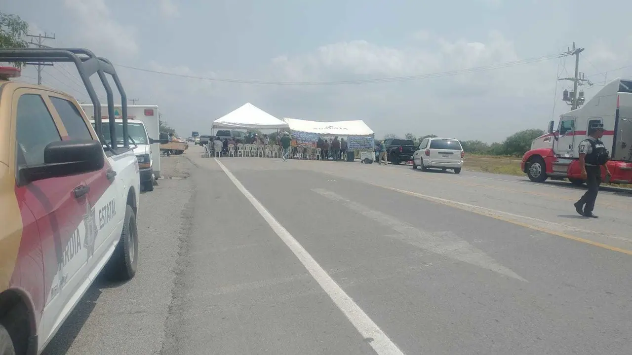 Manifestantes bloquearon de nueva cuenta la carretera Victoria - Matamoros a la altura de San Fernando. Foto SSPT