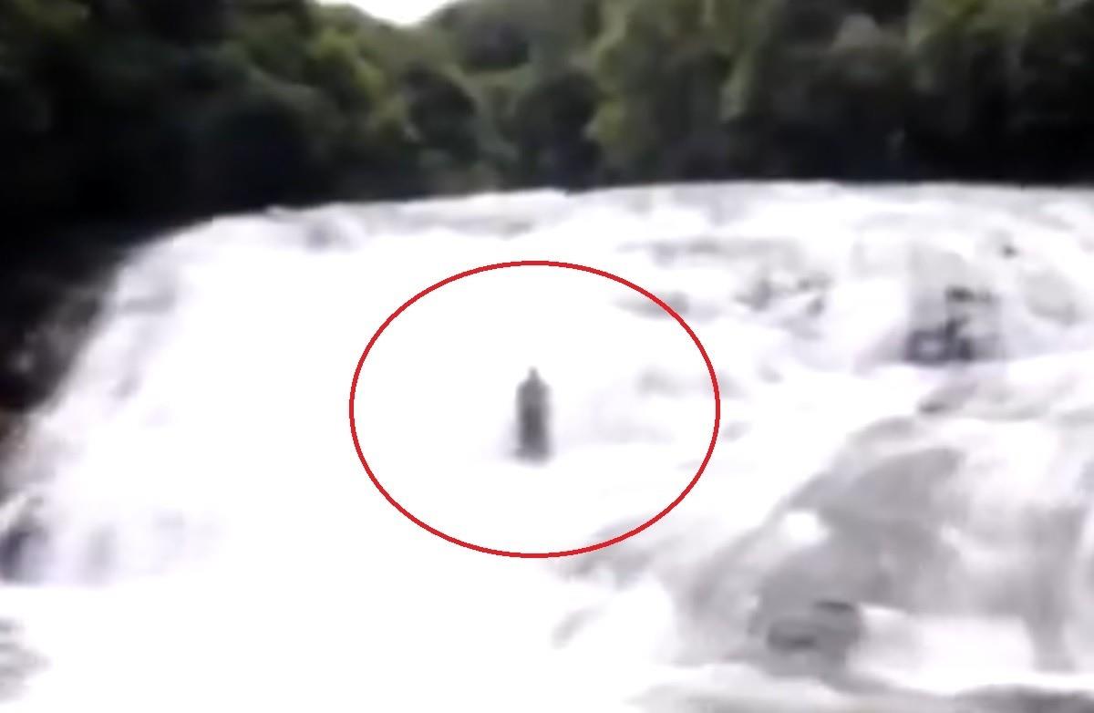 Un extraño ser fue captado saliendo de una cascada en la selva del Amazonas en Río de Janeiro, Brasil. Foto: X @UfologoJulio