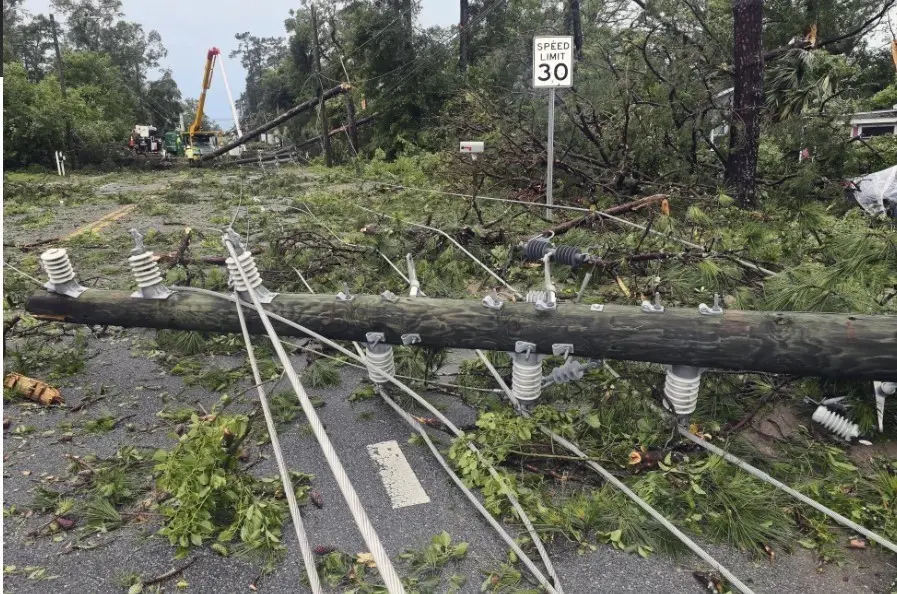 Cuadrillas de trabajadores retiran postes quebrados y cableado eléctrico derribado por los fuertes vientos, en una calle de Tallahassee, Florida. (AP Foto/Phil Sears. Archivo)