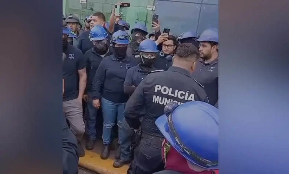 Ante la huelga del personal, Policía de Saltillo ingresó a la empresa Tupy. (Fotografía: Redes sociales)