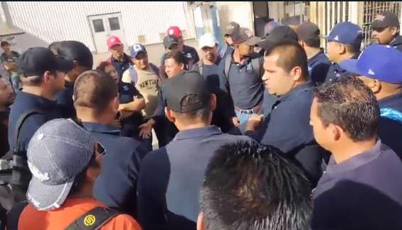 La falta de respuesta de los directivos, quienes no se han presentado a una reunión programada desde las 2:00 de la tarde, llevó a los trabajadores a tomar medidas más drásticas. (Fotografía: Redes sociales)