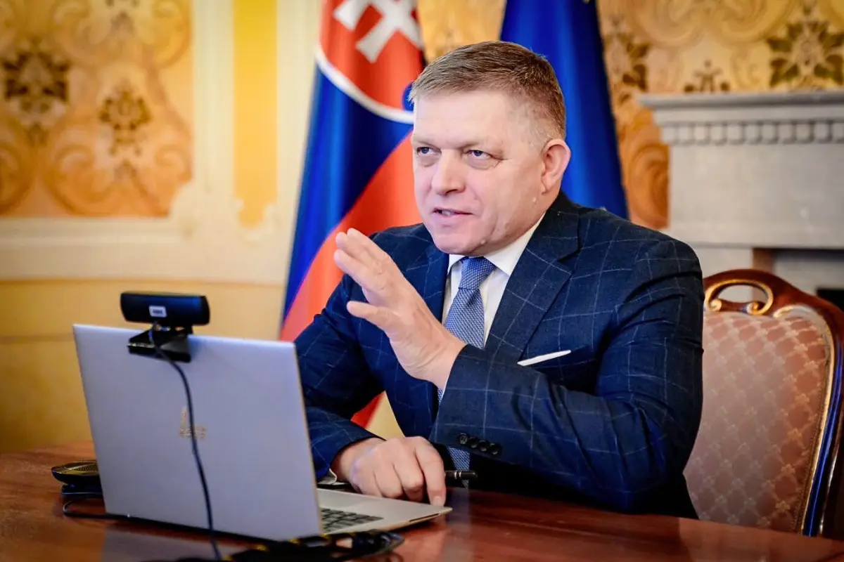 Robert Fico sentado frente a un escritorio con una computadora portátil. Foto: Facebook/Robert Fico