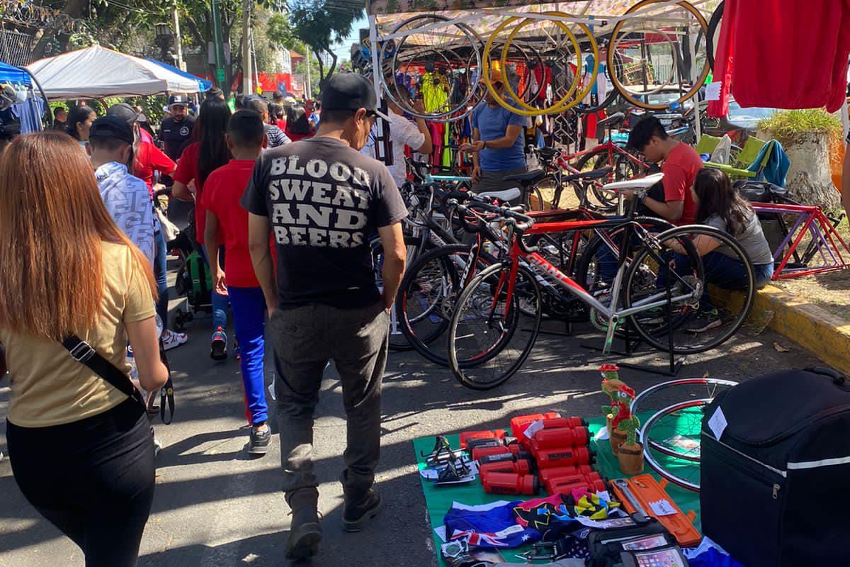 Gente comprando en el trueque de bici en la GAM.   Foto: Alcaldía Gustavo A. Madero