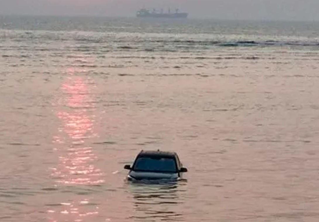 La camioneta en el mar de la Costa de Oro, en Coatzacoalcos. Foto: Protección Civil de Veracruz.