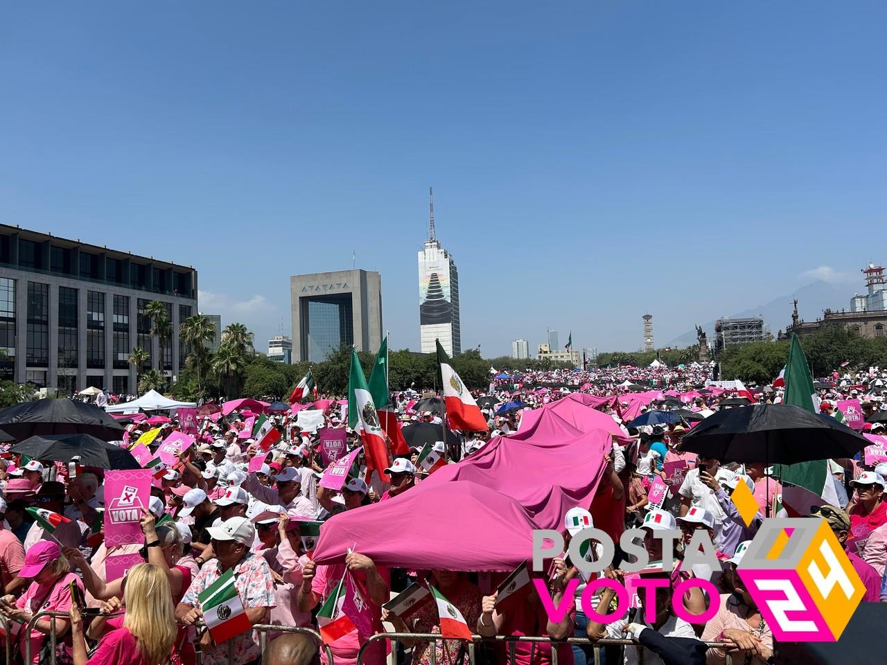 El centro de Monterrey se pinto de rosa, por la marcha en defensa de la democracia. Foto: Jorge López.