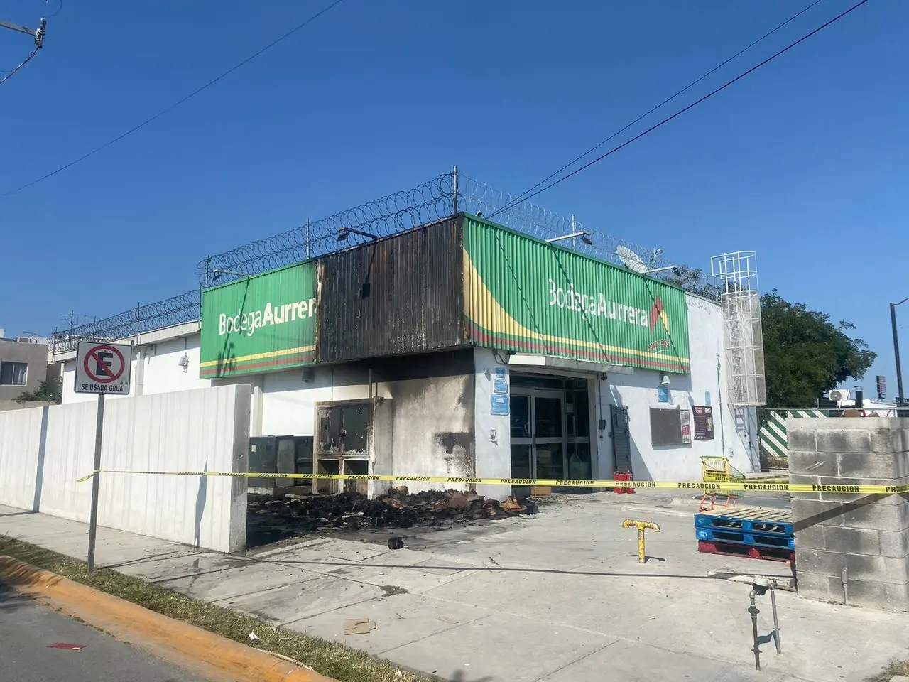 Incendio en bodega Aurrera de Apodaca, Nuevo León, controlado por Bomberos. Foto. PCNL