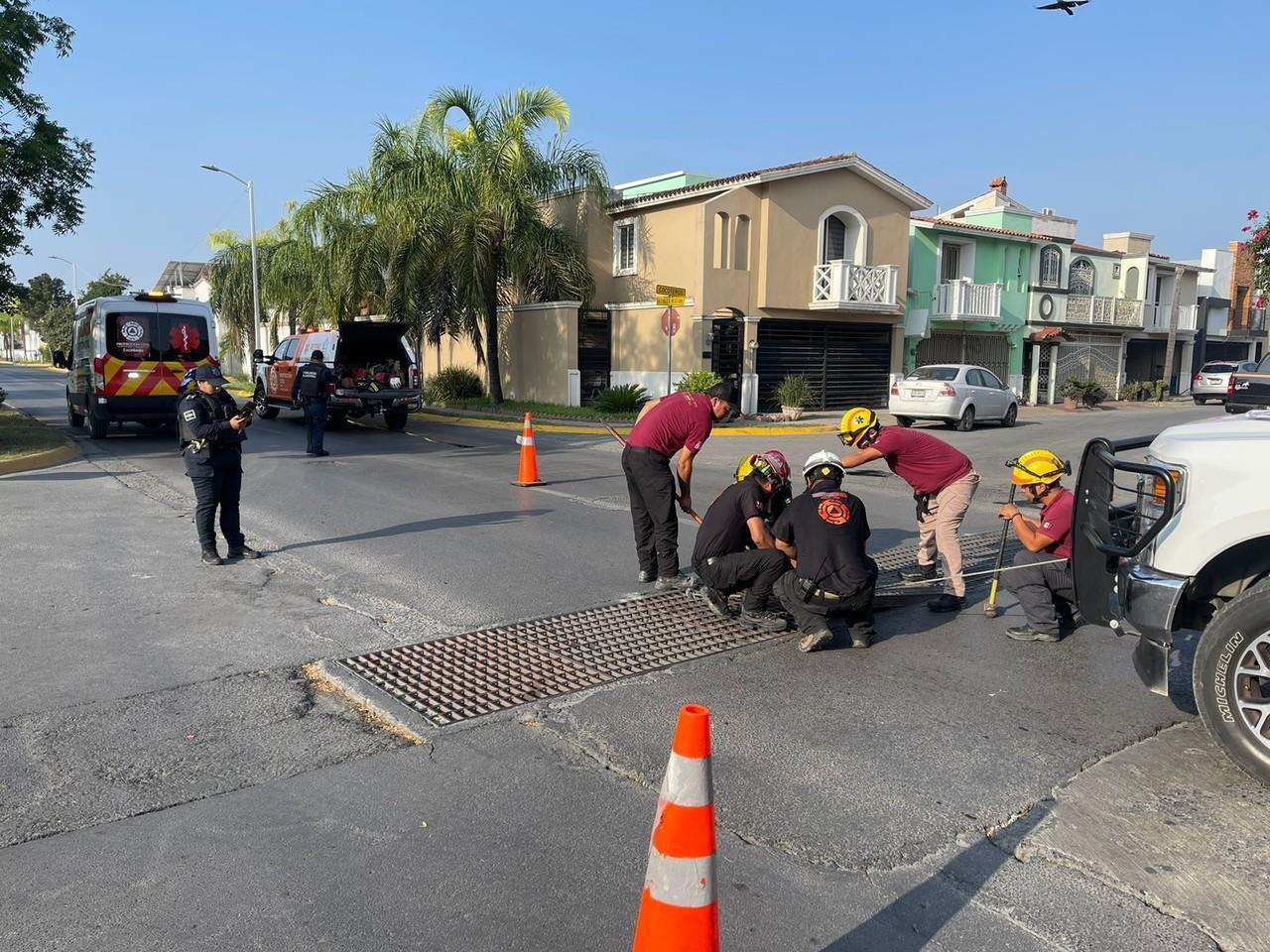 Los rescatistas de Protección Civil usando el equipo hidráulico para sacar a los menores. Foto: Protección Civil de Nuevo León.