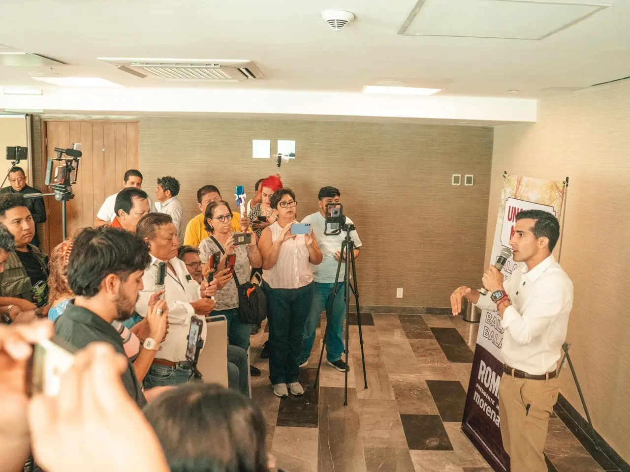 Rommel Pacheco, anunció ante los medios de comunicación los cinco ejes que conforman su plataforma de gobierno para el bienestar de la ciudad. Foto: Cortesía