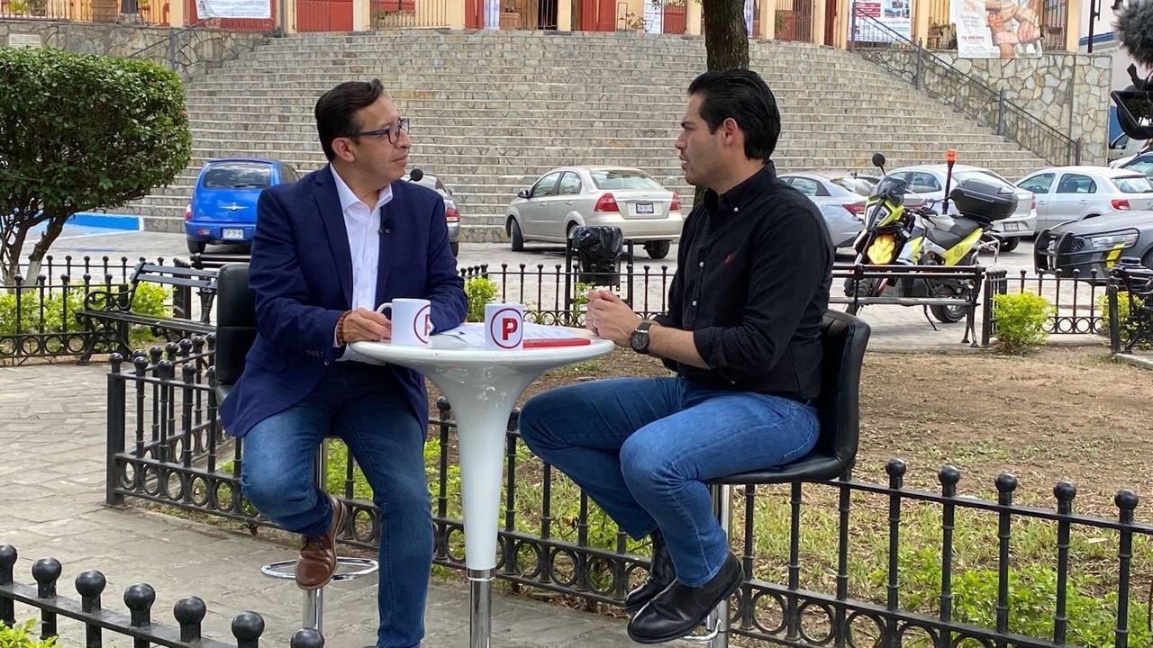 David Dorantes, conferencista, coach, y consultor en comunicación junto a David de la Peña, alcalde de Santiago, Nuevo León. Foto: POSTA