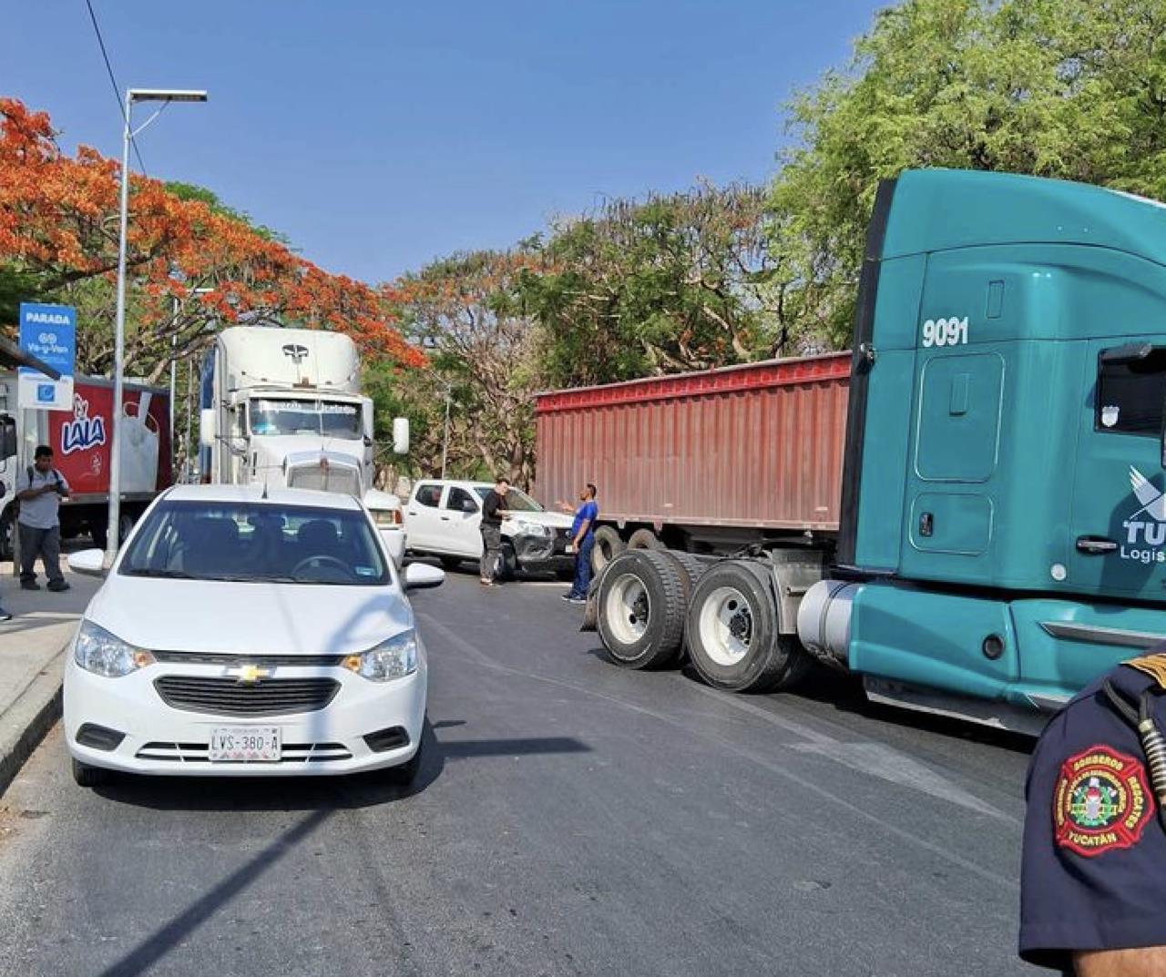 Varios autos resultaron dañados luego que estuvieran involucrados en una carambola que generó un tráiler en la Avenida Internacional de Mérida.- Foto de Telesur