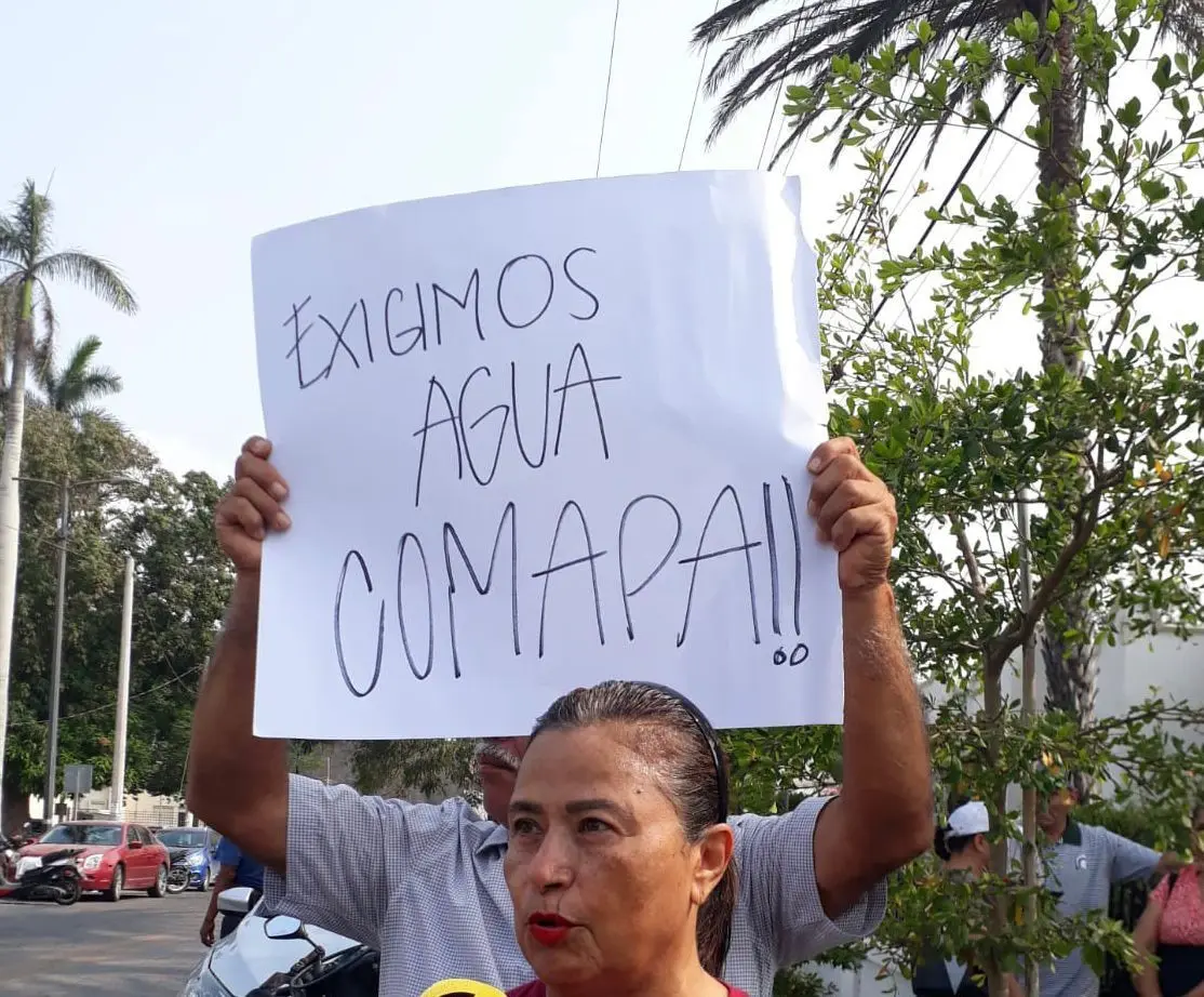 Vecinos en Tampico protestan ante COMAPA Sur, por la falta de agua. Foto: Axel Hassel