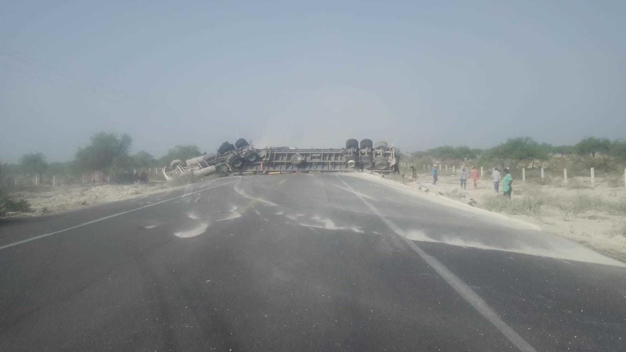 Tractocamión volcado sobre carretera federal 101, a la altura del municipio de Tula, mantiene la circulación cerrada en ambos sentidos. Foto: SSPT