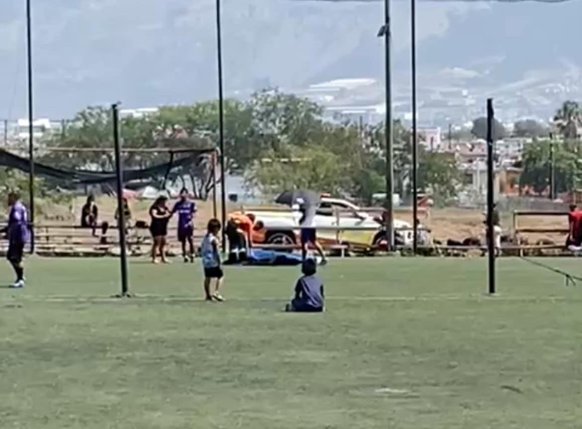 El joven que falleció en el campo de juego, siendo tapado por una manta. Foto: Facebook Alejadro González.