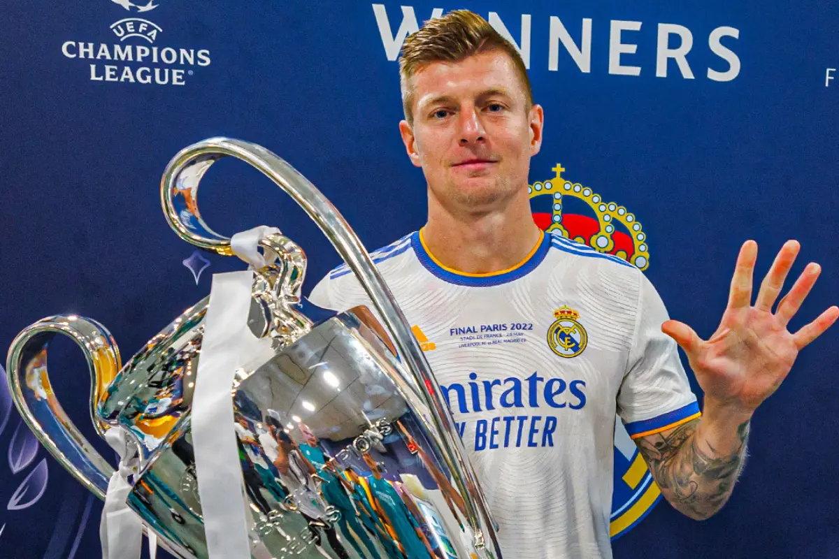 Toni Kroos sosteniendo el trofeo de la Champions League. Foto: Facebook/Real Madrid F. C.