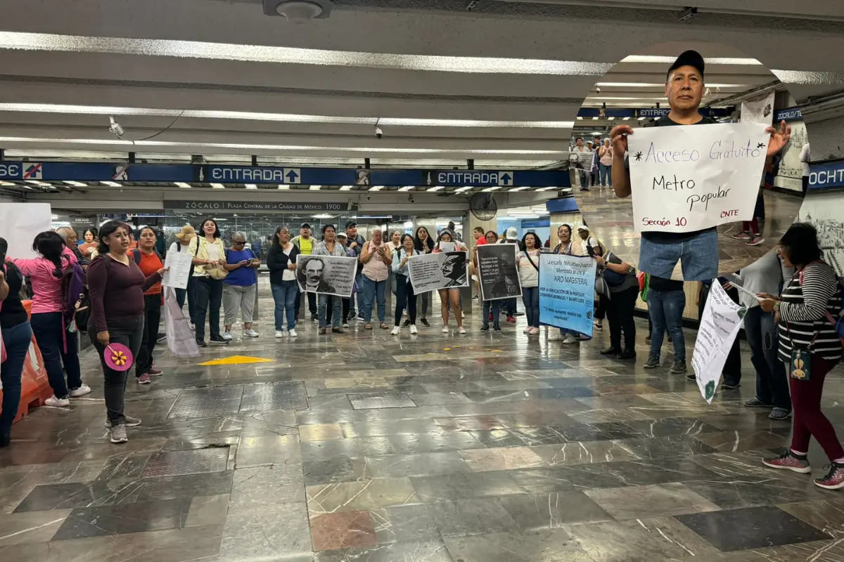 Manifestantes en el Metro Zócalo. Foto: Ramón Ramírez