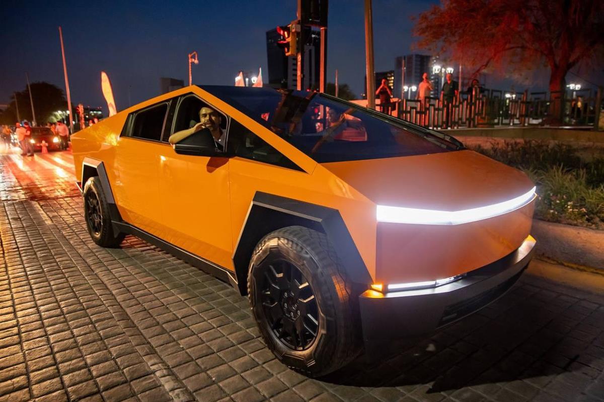 Cybertruck naranja en las calles de Monterrey, Nuevo León, en donde se puede observar abordo a Jorge Álvarez Máynez. Foto: Instagram/@samuelgarcias