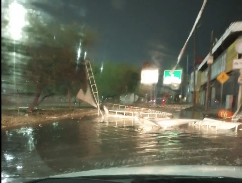 Fuertes vientos y relámpagos en varias colonias en Santa Catarina. Foto. Chismecito Santa Catarina