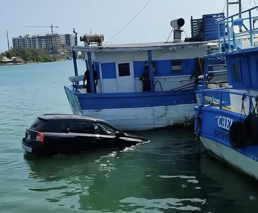 Esta mañana de miércoles, personas quienes se encontraban en el puerto de abrigo de Yucalpetén fueron sorprendidos por una camioneta que a dar al mar.- Foto de redes sociales.