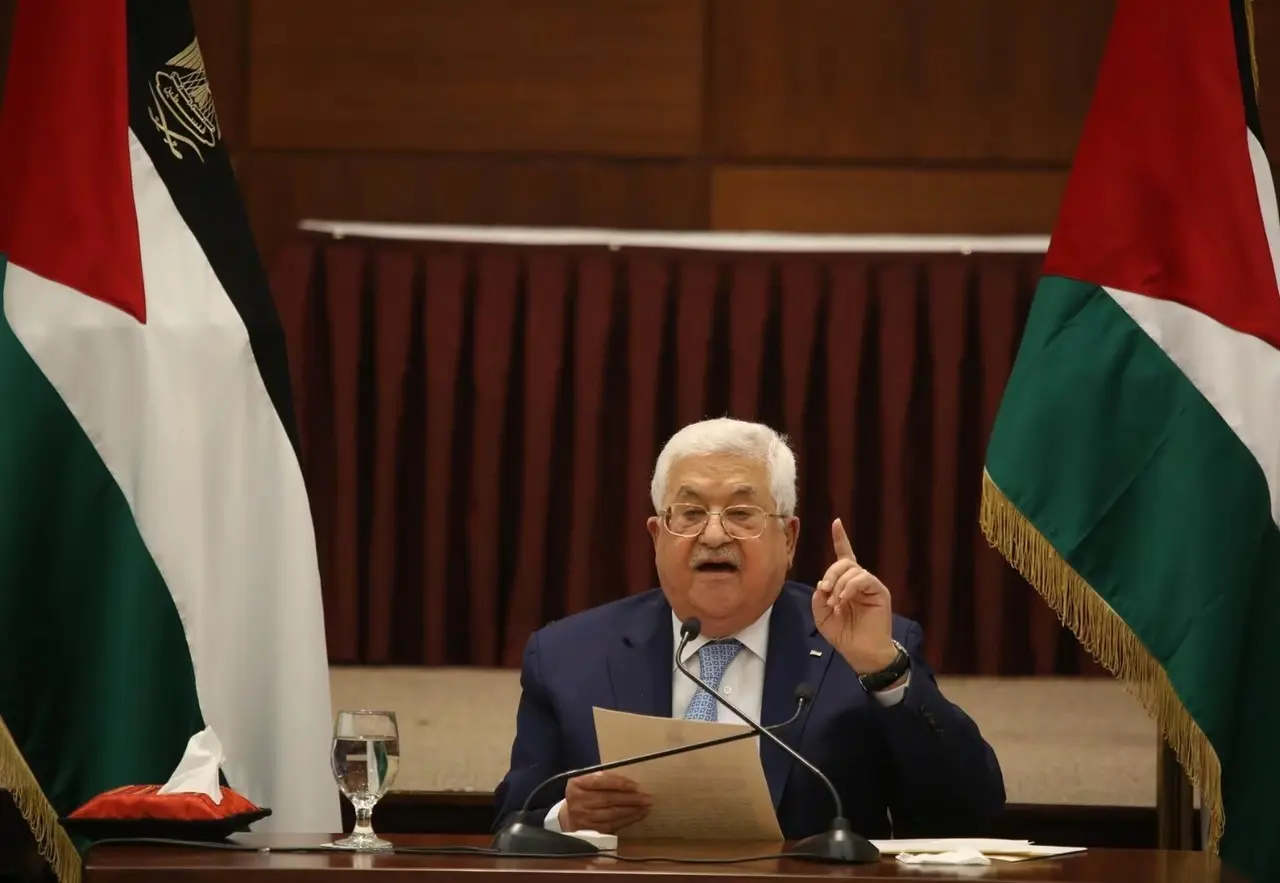 Mahmud Abás en una junta del estado mayor Palestino. Foto: Al Jazeera.