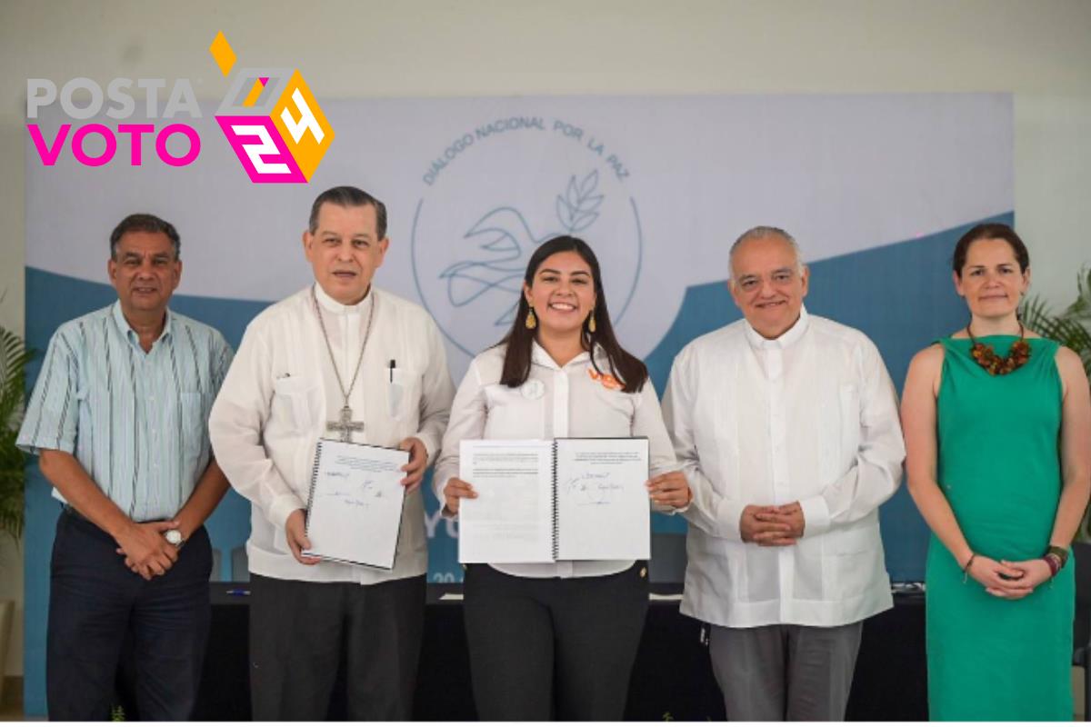 Vida Gómez Herrera en Yucatán, mostrando firma de compromiso por la paz. Foto tomada de: POSTA