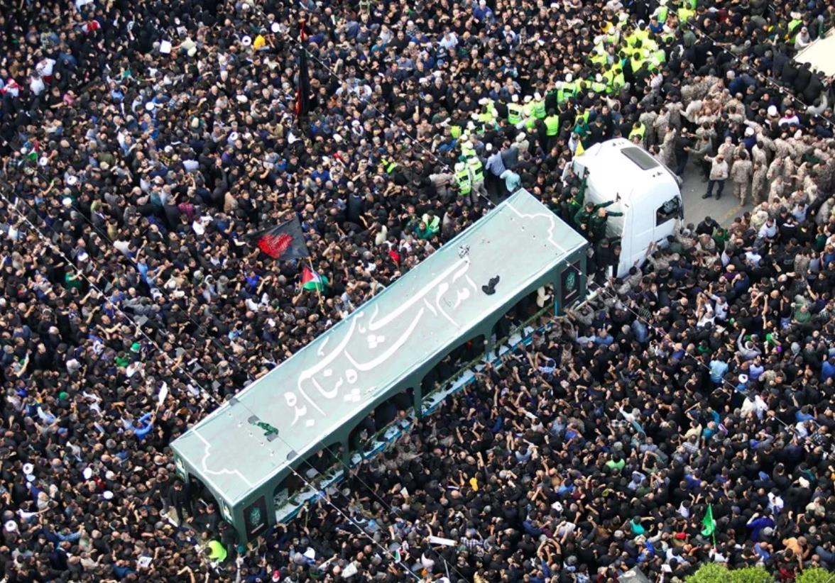 Iraníes asisten al funeral del difunto presidente Ebrahim Raisi, en Mashhad, Irán. Foto: EFE