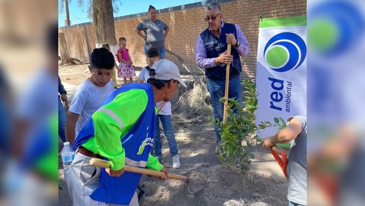 Niños, padres y voluntarios de Res Ambiental durante la jornada de reforestación rural llevada a cabo en la primaria Aquiles Serdán. Foto: Facebook Red Ambiental.