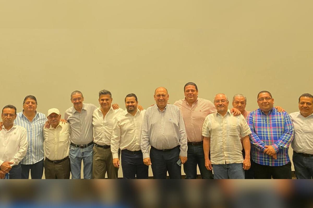 Integrantes de la mesa política nacional en Chiapas, junto a los diputados Armando Tejeda y Ruben Moreira, más con los Dirigentes de los Partidos Políticos PAN, PRI y PRD. Foto: Facebook/PAN Chiapas