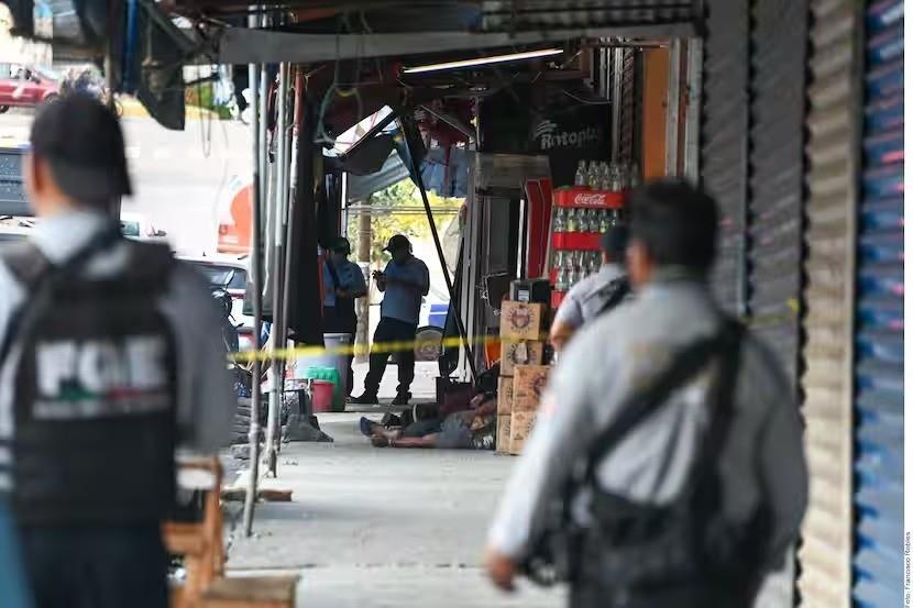 Elementos de la Fiscalía General de Justicia de Guerrero, indgando en la zona donde murieron cinco personas por un ataque armado. Foto: Dallas Morning Show.