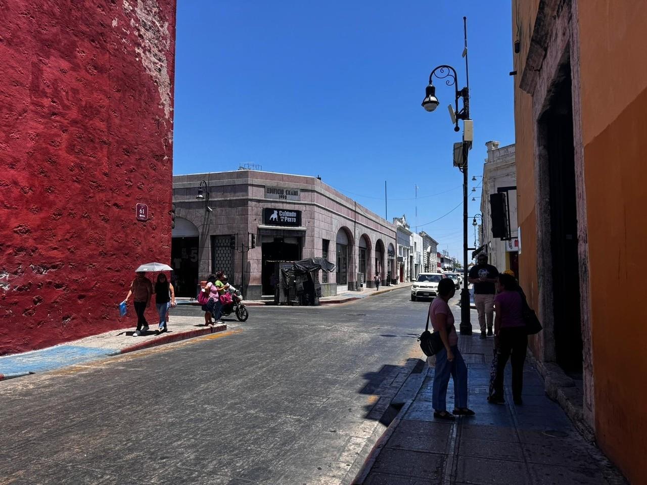 Se sugiere a las personas evitar salir a la calle durante las horas de Sol Foto: Archivo