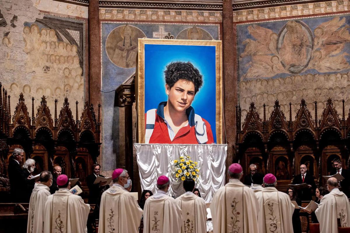 Tapiz con un retrato de Carlo Acutis colgado en la Basílica de San Francisco de Asís durante la ceremonia de beatificación, Foto: Archivo del Vaticano