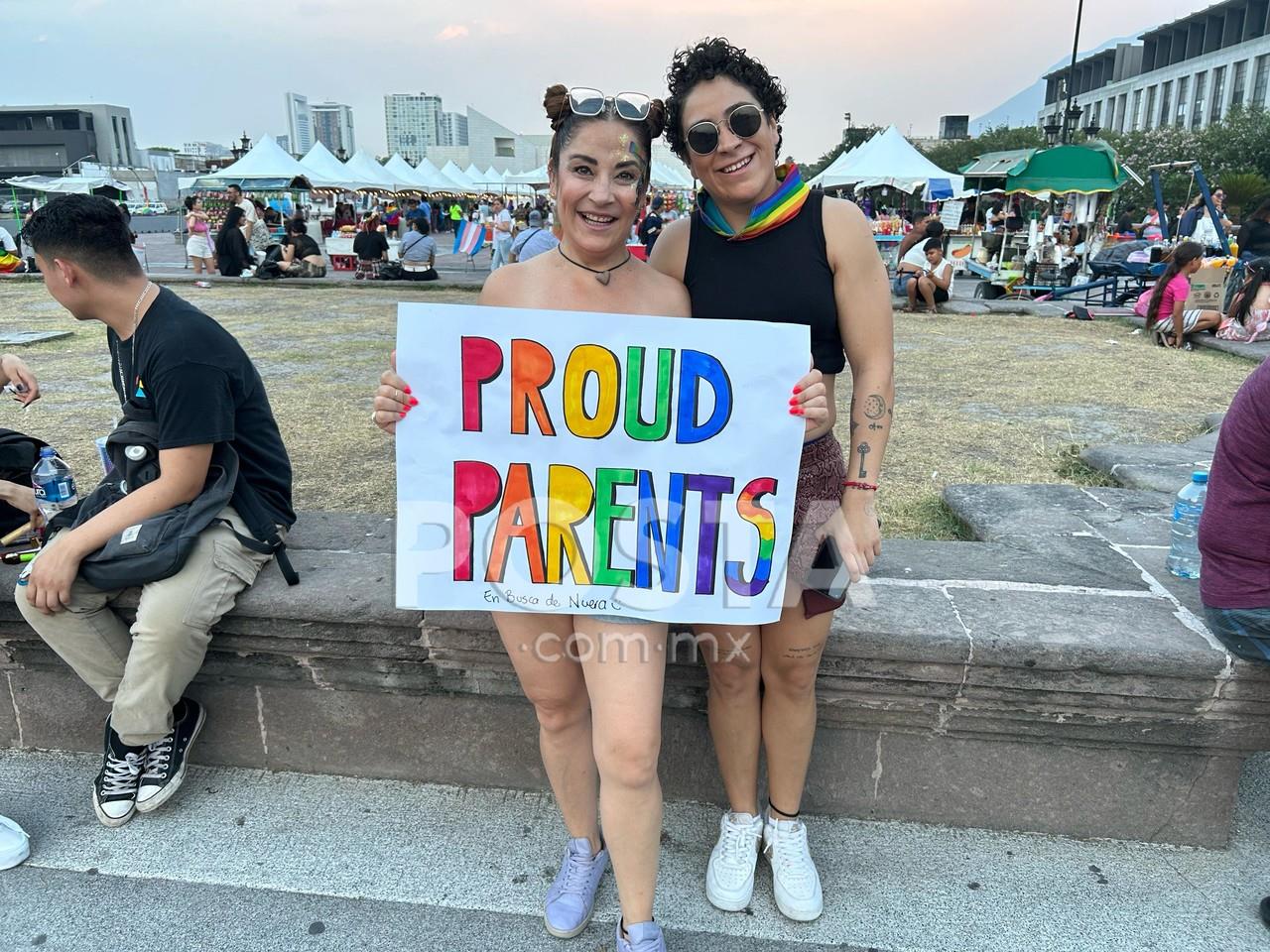 Asistentes a la Marcha del Orgullo con un mensaje de apoyo. Foto: Jorge López