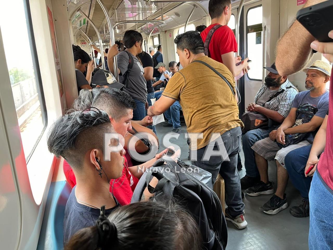 Vendedor ambulante vende sus gelatinas en el metro. Foto. Jorge López