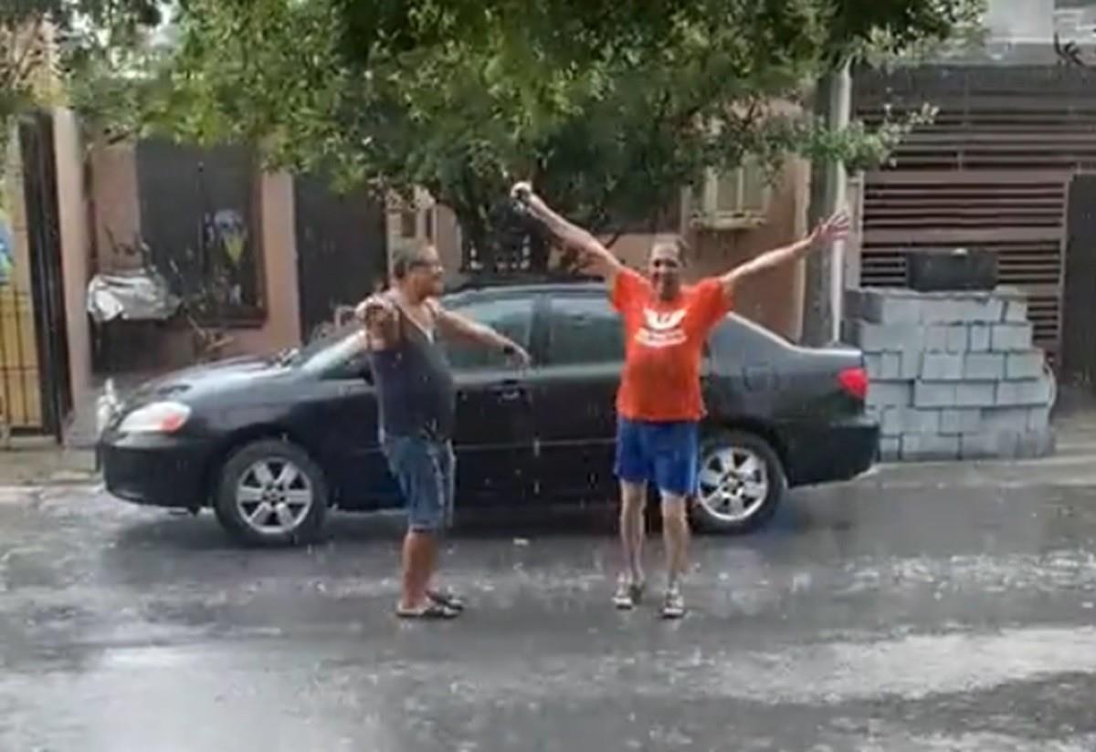 Dos regios bailan de felicidad a ritmo de Los Mier al caer lluvia. Foto: TikTok Benjamín Ruiz Galindo