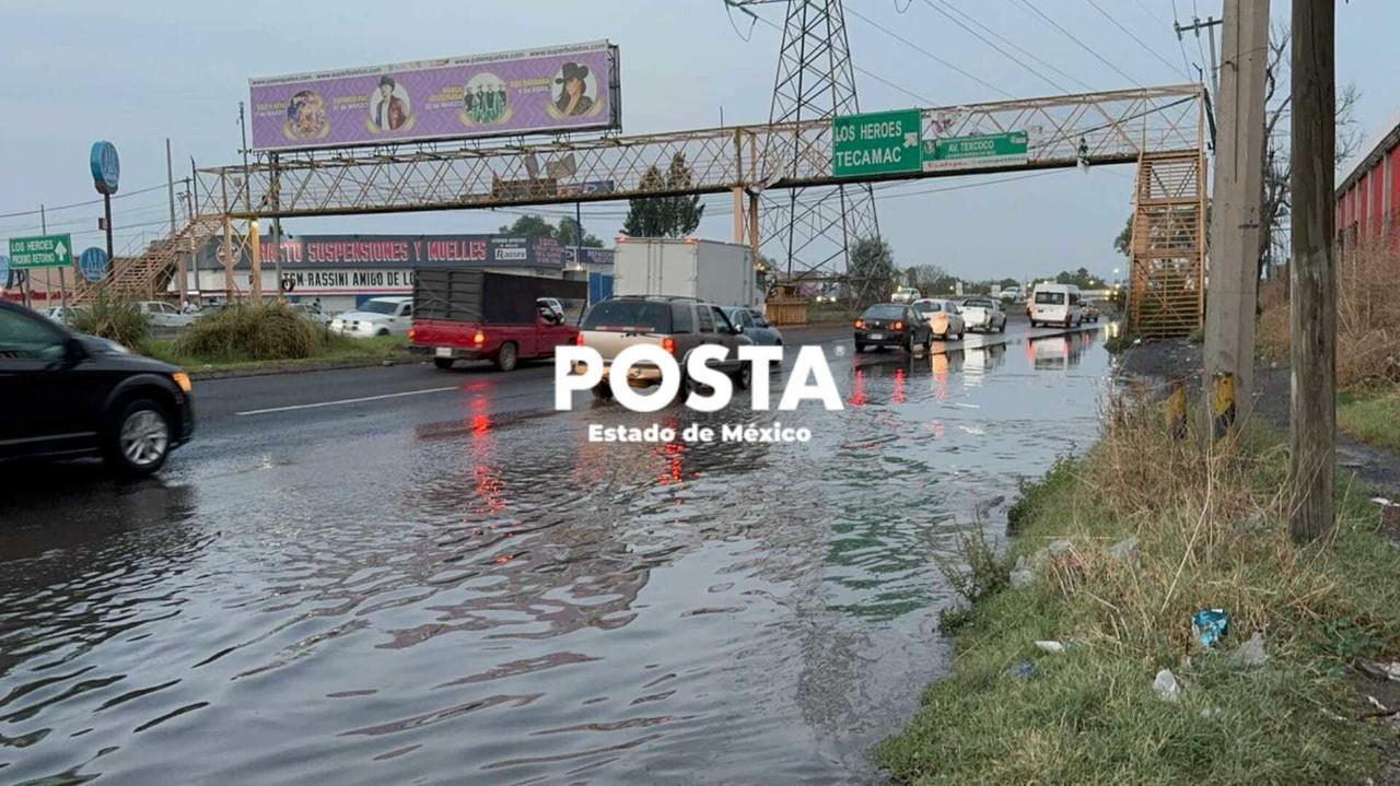 El agua se acumuló y alcanzó unos 30 centímetros de altura provocando severos problemas viales. Foto: Fernando Cruz