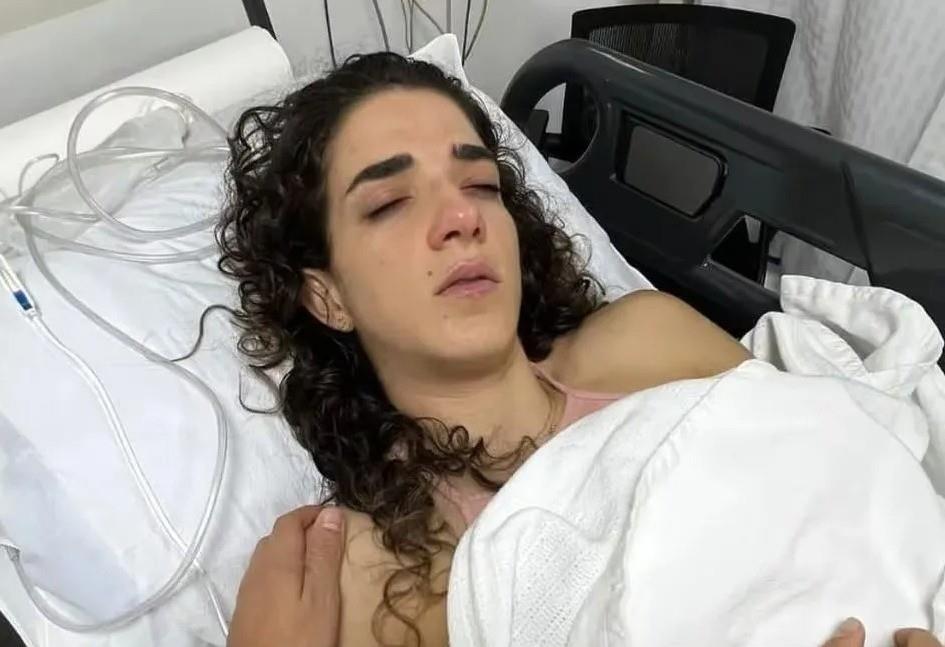 La influencer Jousfit en el hospital una vez que el botox le hizo daño y ya internada. Foto: Telecinco.