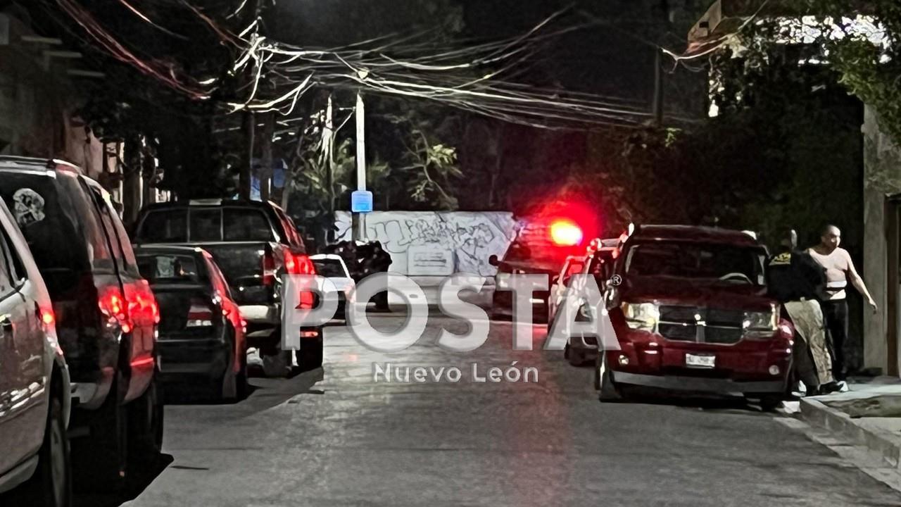 Elementos de la Agencia Estatal de Investigaciones acordonando el área del asesinato. Foto: Raymundo Elizalde.