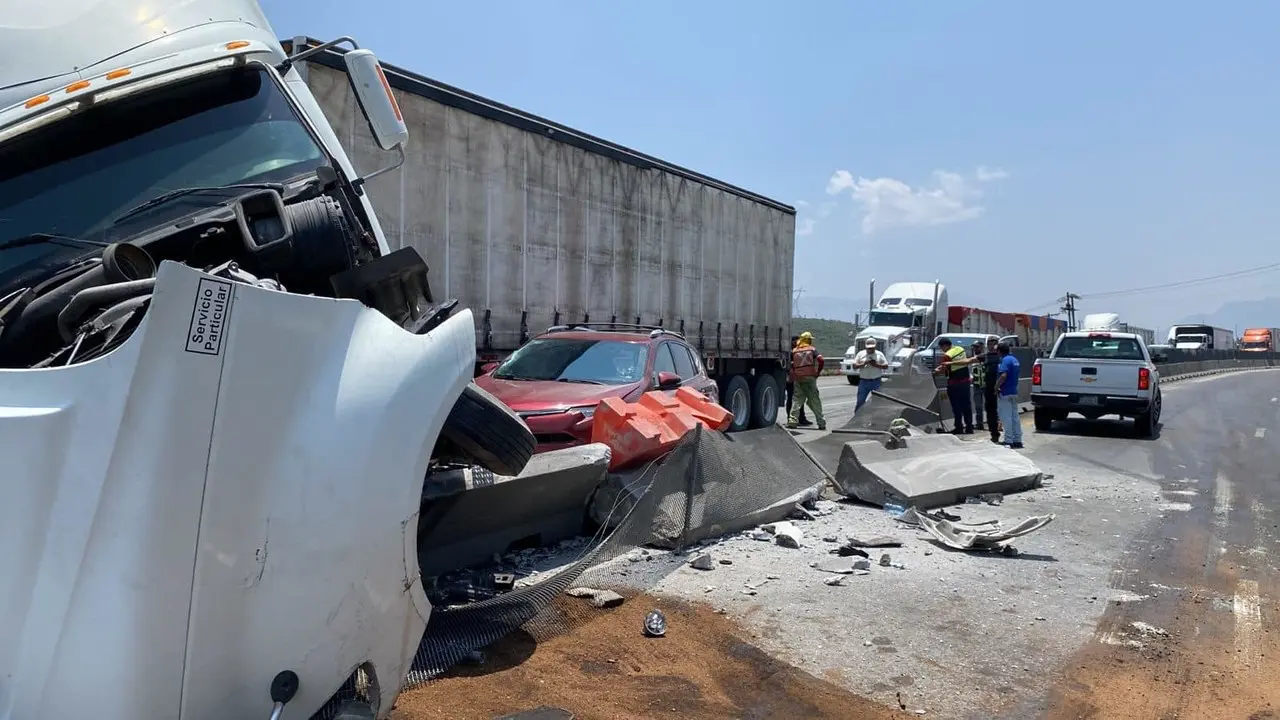 Un tráiler blanco destrozado y una camioneta roja impactada por la unidad. Foto: Protección Civil García