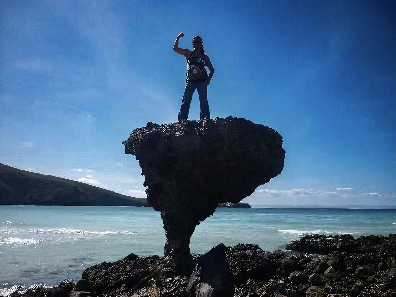 Turista sobre el Hongo de Balandra, BCS. I Foto: El Organismo.