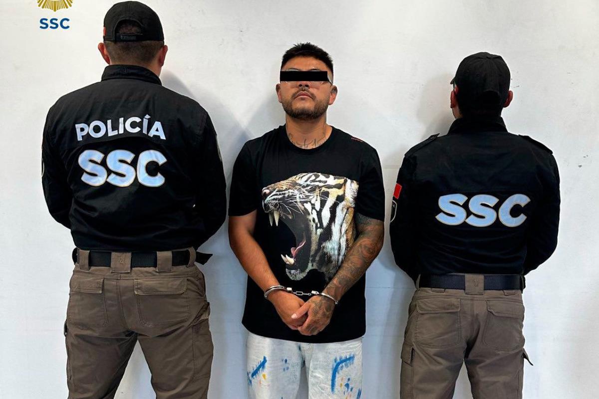 Detenido y elementos de la SSC. Foto: @PabloVazC