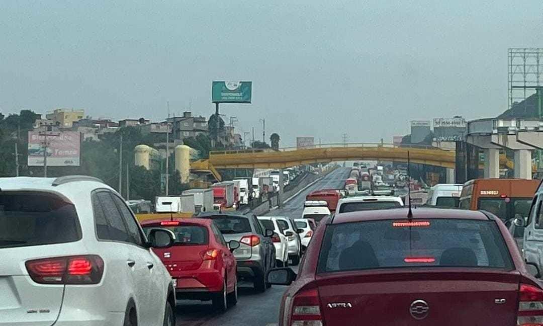 Obras del trolebús Santa Martha-Chalco generan caos vial en la autopista México-Puebla. Foto: RRSS