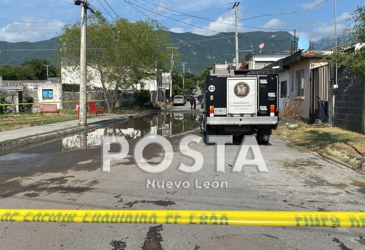 Elementos de la Fiscalía General de Justicia de Nuevo León peinando la zona para comenzar con las indagatorias. Foto: Raymundo Elizalde.