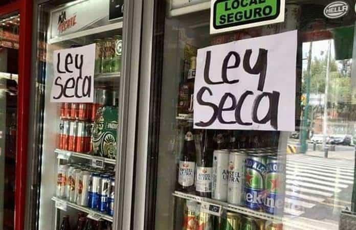 Algunas tiendas avisan a los consumidores anticipar sus compras ante la inminente Ley Seca, decretada por la jornada electoral del 2 de junio.