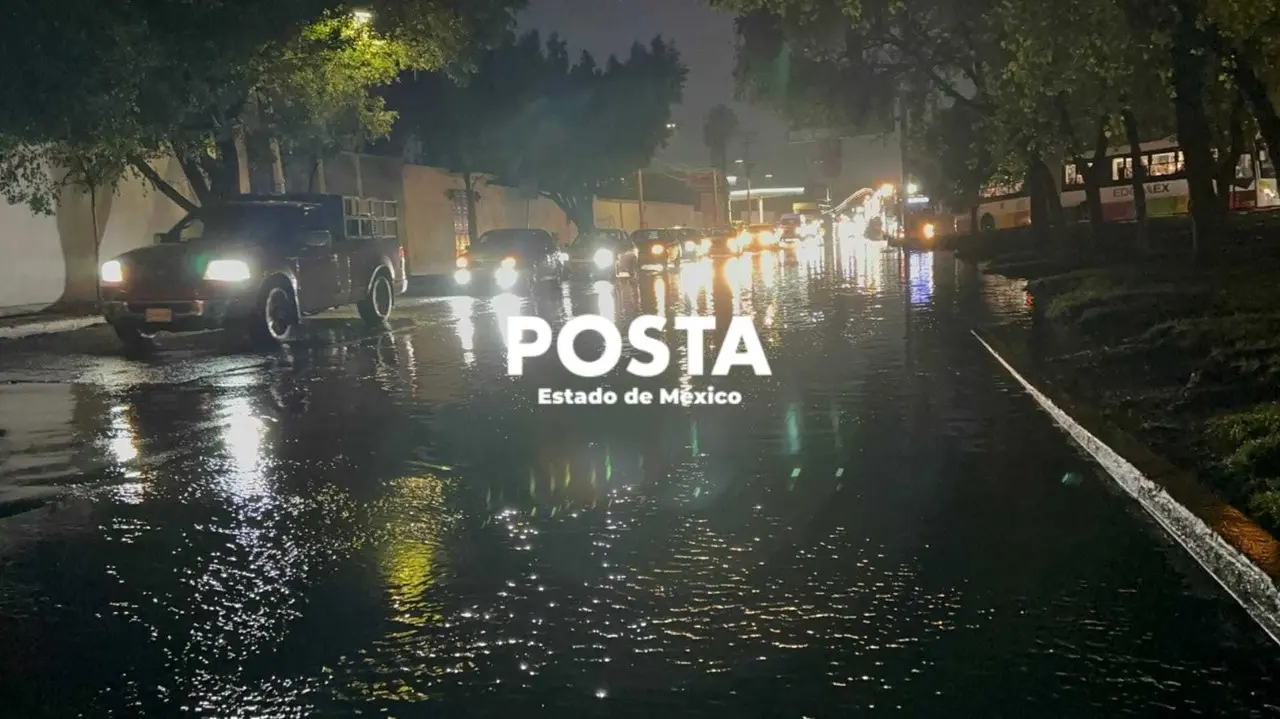 La lluvia provocó grandes encharcamientos que provocaron un severo caos vial. Foto: Fernando Cruz