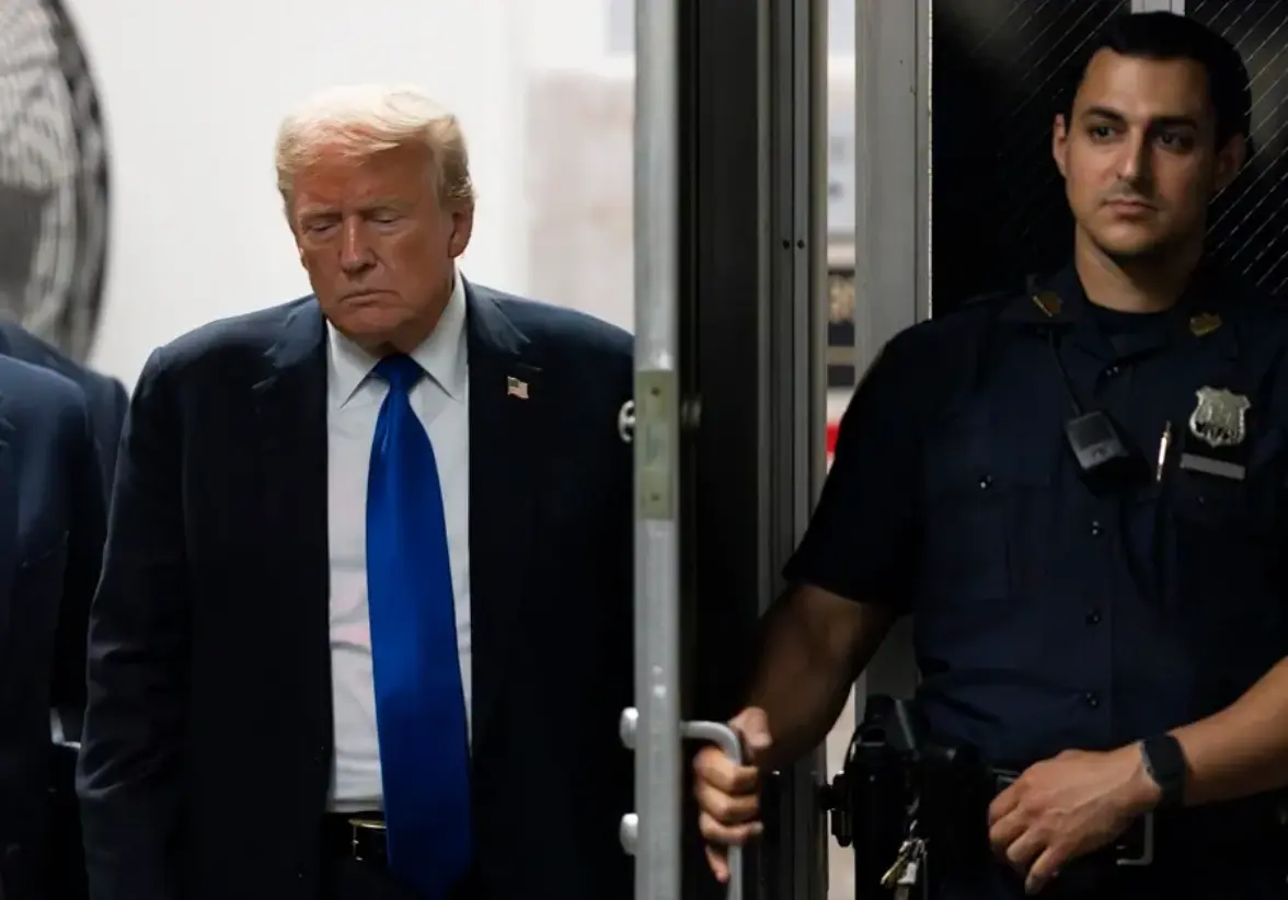 En Manhattan, Trump califica su condena de vergüenza, denuncia al juez como corrupto y asegura que la batalla legal está lejos de terminar. Foto: EFE